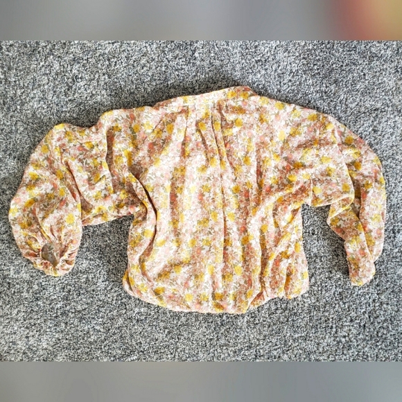 Dress Forum| Cropped Button-Up Floral Blouse - Picture 4 of 4